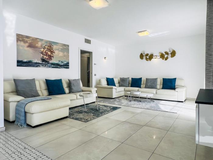 Großzügiges, lichtdurchflutetes Wohnzimmer mit Ausgang auf die spektakuläre Terrasse